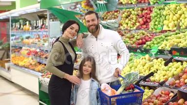 家庭<strong>带小孩</strong>在超市买水果蔬菜，画像..