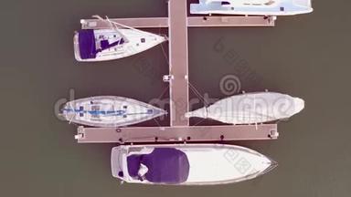 游艇俱乐部和码头的无人机提供空中观景。 游艇俱乐部的俯视图。 海水中的白船。 码头码头游艇和