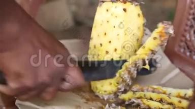 近距离观看当地男子切菠萝，一种非常受欢迎的水果，生长在斯里兰卡<strong>各地</strong>。
