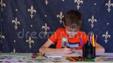 家庭男孩在相册里用<strong>彩色铅笔画</strong>画