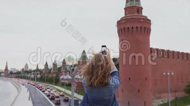 旅游游客在智能手机上拍照。