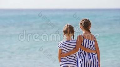 可爱的小女孩一起在海滩度假。 <strong>孩子</strong>们享受希腊海滩的<strong>暑假</strong>