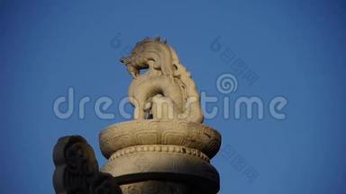 中国北京东方古老的皇家狮子大理石石柱。