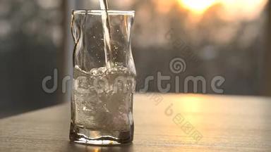 日落时分，清水倒入玻璃杯中