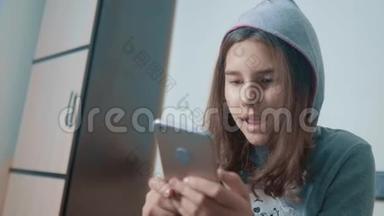网上购物网上零售服务为主.. 一个小女孩在社交媒体上留言聊天