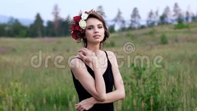 美丽的女孩穿着黑色短裙，头上戴着花环在绿色的田野上。