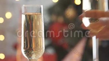 <strong>香槟</strong>。 两个长笛与火<strong>花香槟</strong>圣诞假日波克闪烁背景。