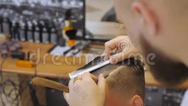 男士美容师。 理发店。 一个年轻人从一个留着胡子的男人那里得到理发和理发服务