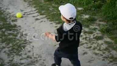 一个穿着带帽子的夹克的孩子在田野里奔跑