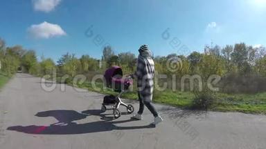 年轻时尚的母亲和她的孩子在城里散步