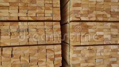 一个木材材料的大仓库，整齐的折叠木材在锯木厂的仓库，木材的仓库
