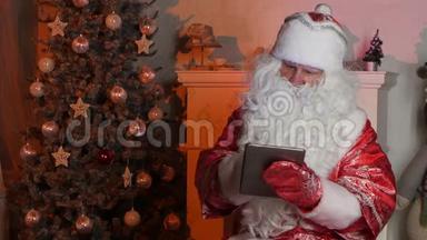 圣诞老人用平板电脑上网