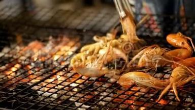 泰国街头食品夜宵市场虾烤架