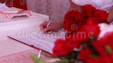 新郎新娘在婚礼上签名