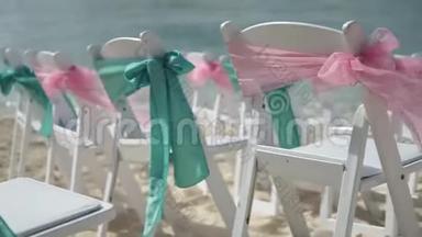 在海滩上举行婚礼的风景，背景是游轮