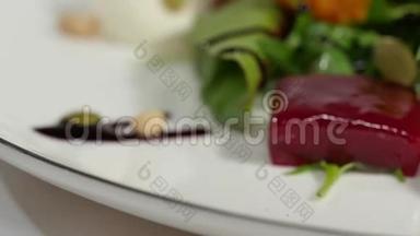 新鲜沙拉与水果和绿色白色木制背景顶部视图与文字空间。 健康食品。 沙拉与