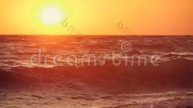 日落时海边的巨浪。 <strong>橙色</strong>太阳背景下美丽的慢动作<strong>视频</strong>