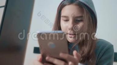 网上购物网上零售服务为主.. 兜帽里的小女孩在社交媒体上写了一条聊天信息