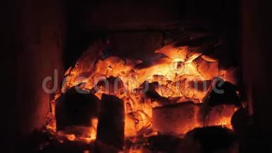 火焰和红色余烬阿根廷烤架。 餐厅烧烤炉和烤架准备。 牛排馆，神户牛肉