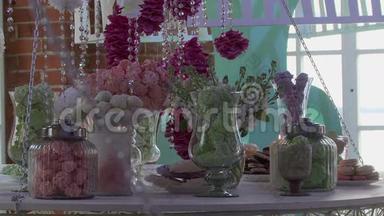 婚礼甜点桌上装饰着鲜花
