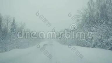 汽车行驶在雪道上，在强烈的降雪在缓慢的运动。 1920x1080