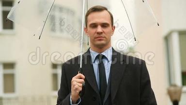 因天气而沮丧，雨中站在伞下.. 穿西装<strong>不开心</strong>的男人