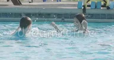 孩子们在游泳池里跳跃和玩耍