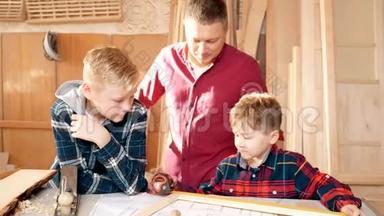 家庭、木工、木工和人的概念。 父亲教儿子木工。