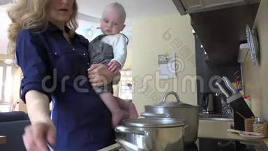 妈妈带着宝宝在手里做<strong>饭</strong>，在锅里<strong>拌饭</strong>，品尝。 4K
