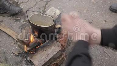 保龄球营，在火堆上做饭，人在火堆上暖手