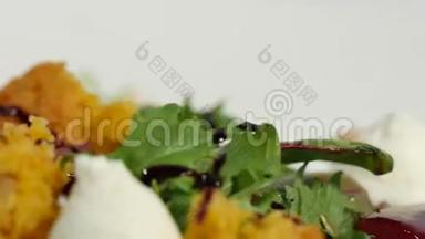 新鲜沙拉与水果和绿色白色木制背景顶部视图与文字空间。 健康食品。 沙拉与