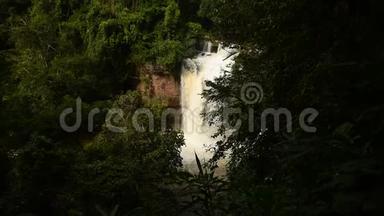 泰国高耀国家公园有彩虹地标的瀑布