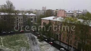 深秋的街景和屋顶<strong>外景</strong>。 第一次下雪。 夏天的雪。