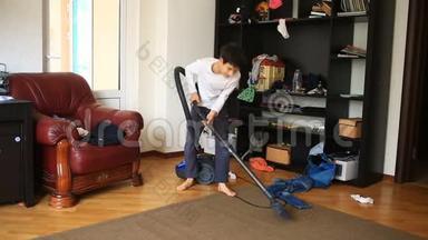 男孩用吸尘器<strong>打扫房间</strong>里的地毯