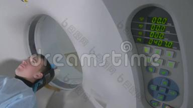 急诊医院核磁共振<strong>扫描</strong>仪的病人。 人类躺在磁共振图像设备，做断层<strong>扫描</strong>。