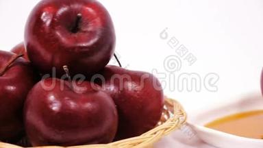 一堆<strong>红苹果</strong>和一堆<strong>红苹果</strong>放在白色盘子上，白色背景上隔离蜂蜜
