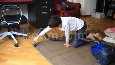 男孩用吸尘器<strong>打扫房间</strong>里的地毯
