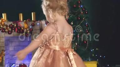 可爱的小女孩跳舞，背景装饰圣诞树