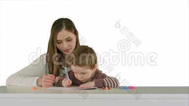 妈妈和<strong>孩子</strong>一起在桌子上<strong>画画</strong>