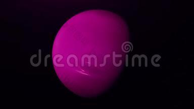 色彩斑斓的抽象未知的紫色行星在无尽的恒星之间旋转在外层空间。 动画。 白天和晚上