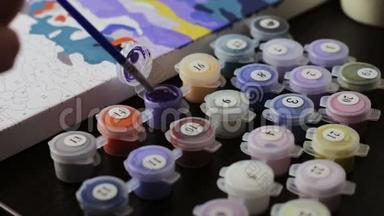 根据数字，用Lilac丙烯酸<strong>颜料</strong>作画，许多<strong>彩色颜料</strong>在罐子里作画