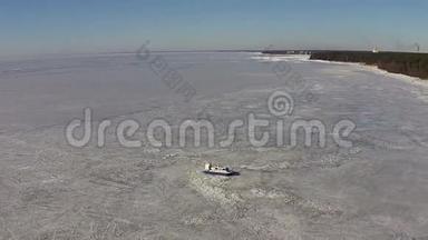 气垫船在冰冻湖上移动