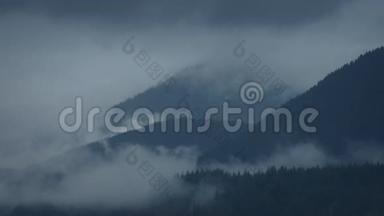 云和雾中的山野