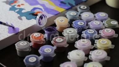 根据数字，用Lilac丙烯酸<strong>颜料</strong>作画，许多<strong>彩色颜料</strong>在罐子里作画