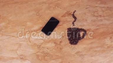 一杯咖啡豆和一部手机。 在厨房大理<strong>石桌</strong>上，有一杯咖啡豆和手机的标志。