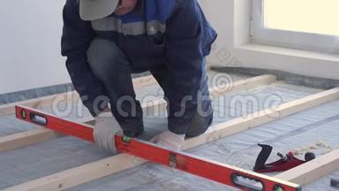 木工师傅安装松木地板-环保地板。 螺丝<strong>滞后</strong>到混凝土。