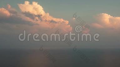 时光流逝。 俄罗斯。 太阳落山时，海面上有粉红色的积云。