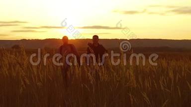 两名游客剪影.. 两个游客在日落时去大自然。 旅游剪影自然慢视频