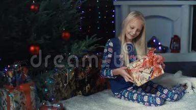 一个小女孩坐在圣诞树下，正在考虑礼物