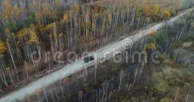 秋路车的天景.. 秋天森林中乡间小路的鸟瞰图.. 森林和公路
